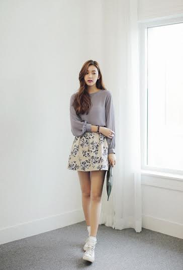 รองเท้าผ้าใบสีขาว