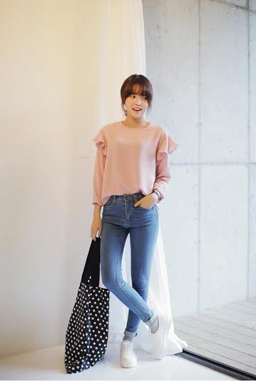 รองเท้าผ้าใบสีขาว