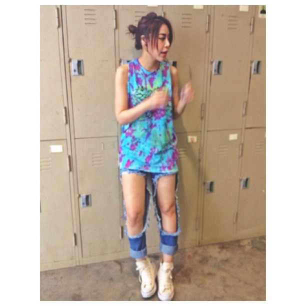 กางเกงยีนส์ขาดเยอะ ๆ