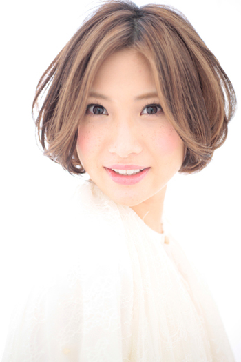 แบบผมสั้นแสกกลาง