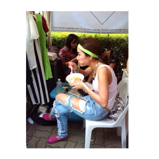 กางเกงยีนส์ขาดเยอะ ๆ