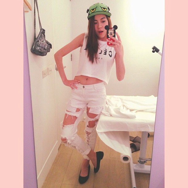 กางเกงยีนส์ขาดเยอะ ๆ