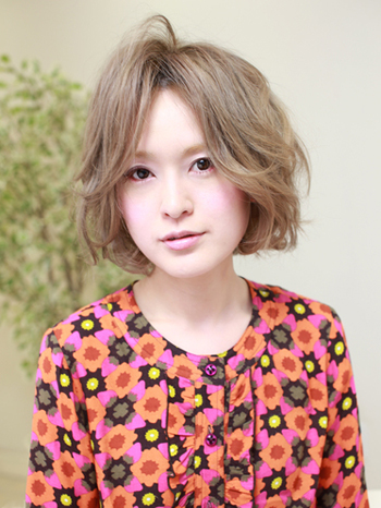 แบบผมสั้นแสกกลาง