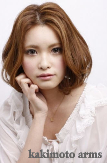 แบบผมสั้นแสกกลาง