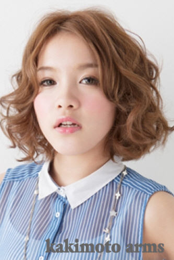 แบบผมสั้นแสกกลาง