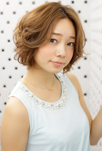 แบบผมสั้นแสกกลาง