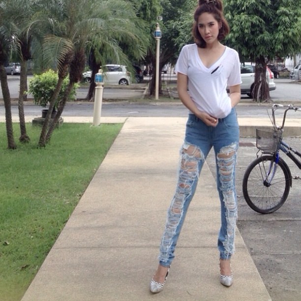 กางเกงยีนส์ขาดเยอะ ๆ