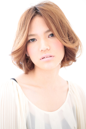 แบบผมสั้นแสกกลาง