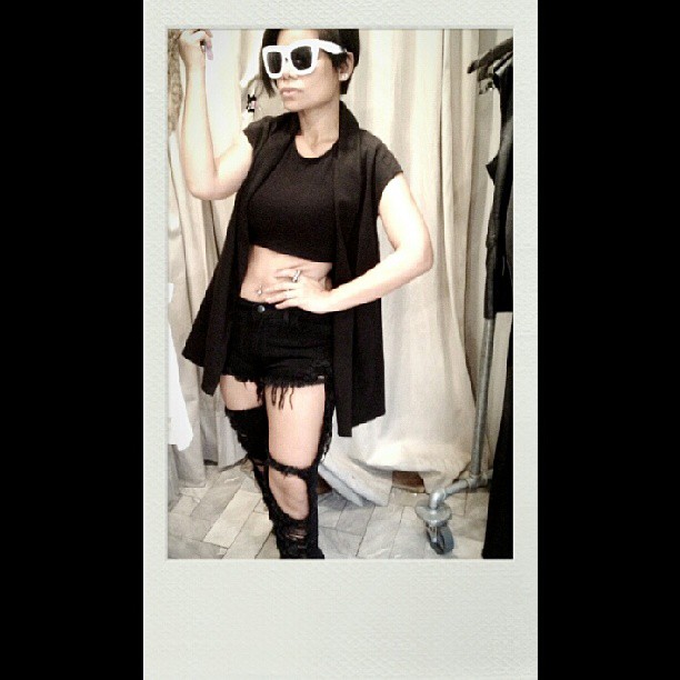 กางเกงยีนส์ขาดเยอะ ๆ