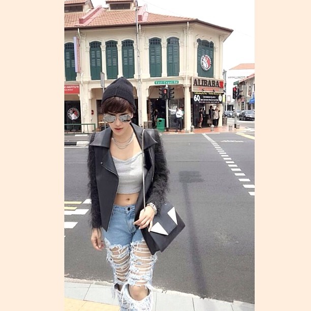 กางเกงยีนส์ขาดเยอะ ๆ