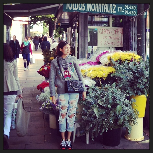 กางเกงยีนส์ขาดเยอะ ๆ