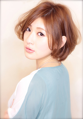 แบบผมสั้นแสกกลาง