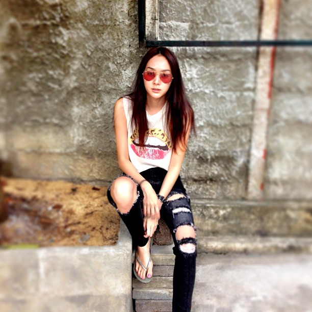 กางเกงยีนส์ขาดเยอะ ๆ