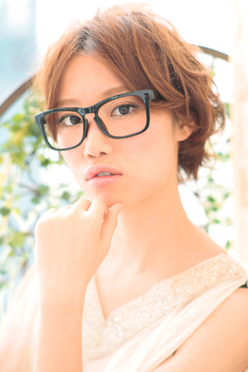 แบบผมสั้นแสกกลาง