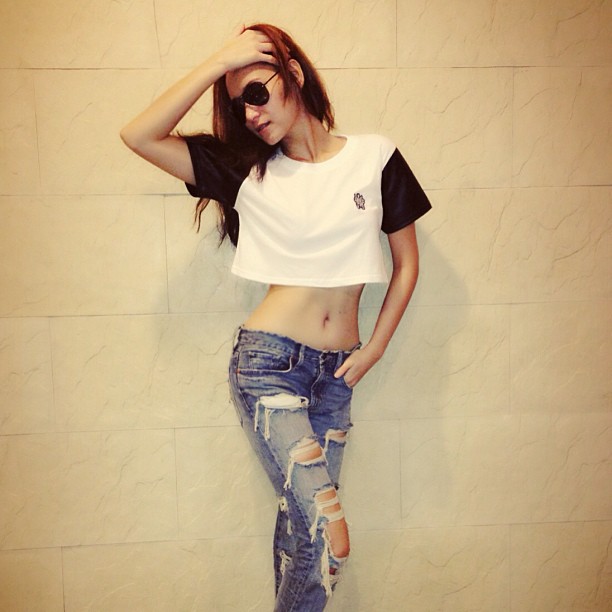 กางเกงยีนส์ขาดเยอะ ๆ