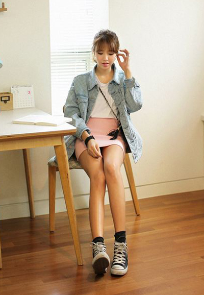 ใส่รองเท้าผ้าใบกับกระโปรง