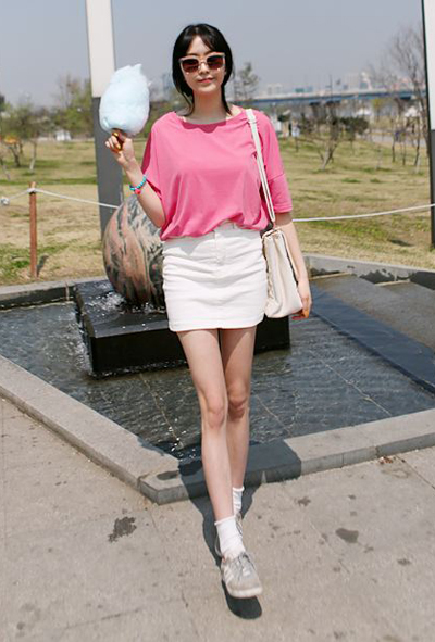 ใส่รองเท้าผ้าใบกับกระโปรง