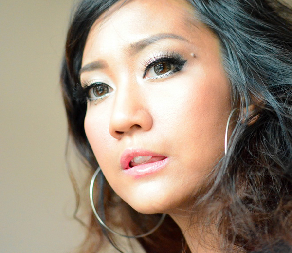 แต่งหน้าเป็นสาวผิวแทน