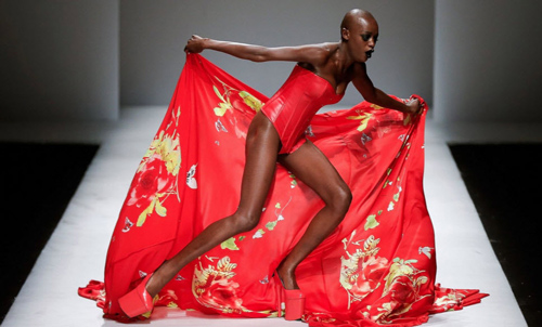 นางแบบล้ม