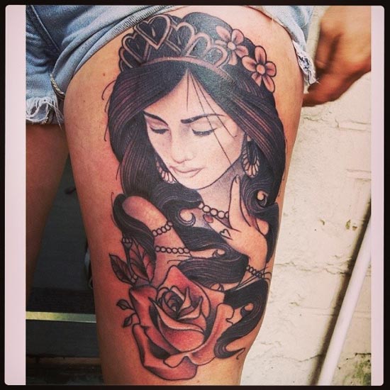 รอยสักต้นขาผู้หญิง 