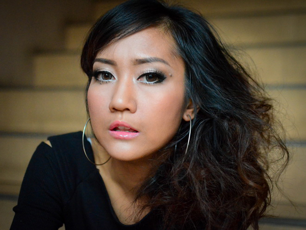 แต่งหน้าเป็นสาวผิวแทน