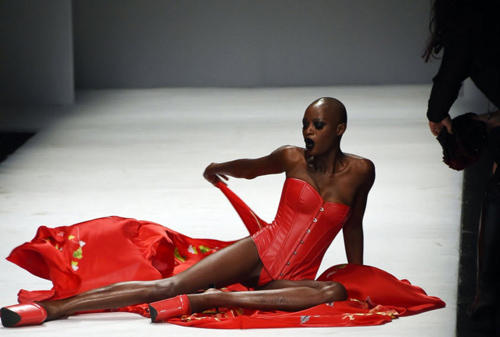 นางแบบล้ม