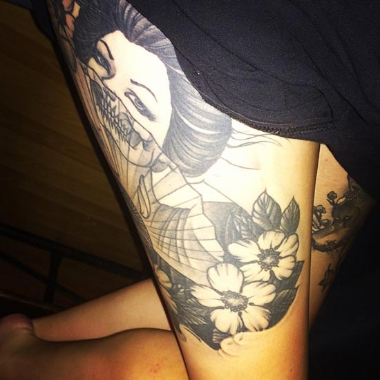 รอยสักต้นขาผู้หญิง 