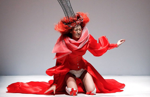 นางแบบล้ม