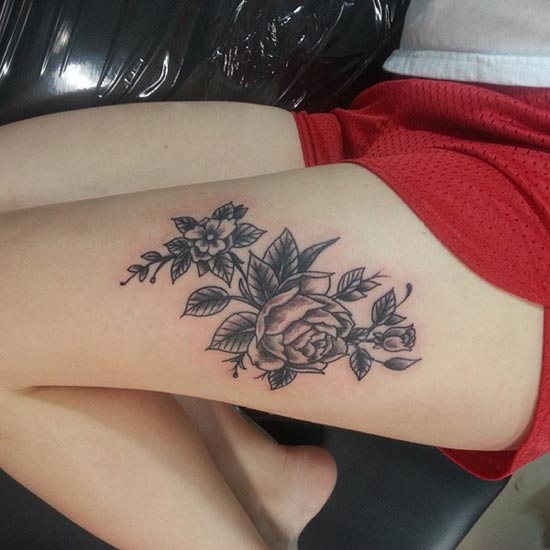 รอยสักต้นขาผู้หญิง 