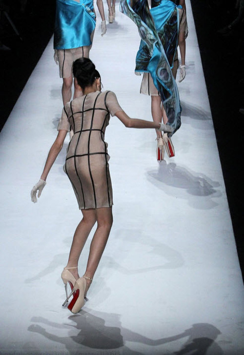 นางแบบล้ม