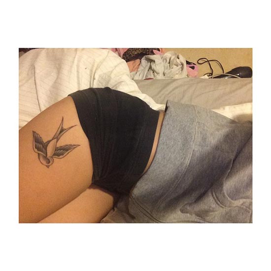 รอยสักต้นขาผู้หญิง 