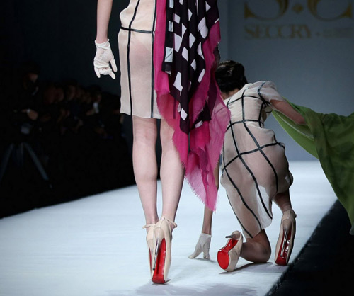 นางแบบล้ม