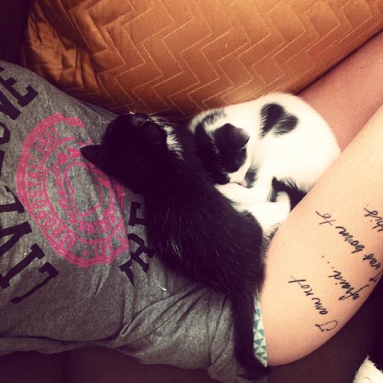 รอยสักต้นขาผู้หญิง 