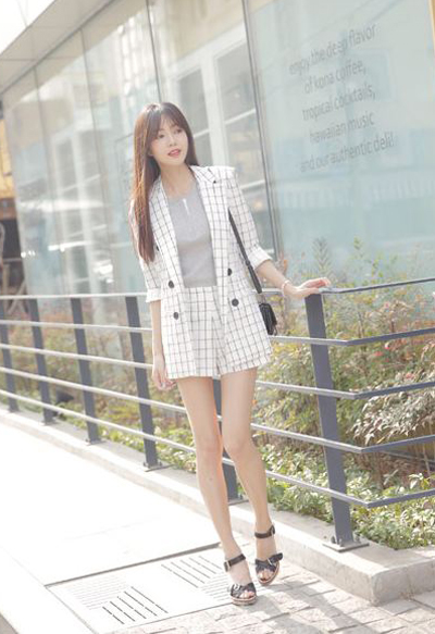 ชุดทำงานแบบขาสั้น 