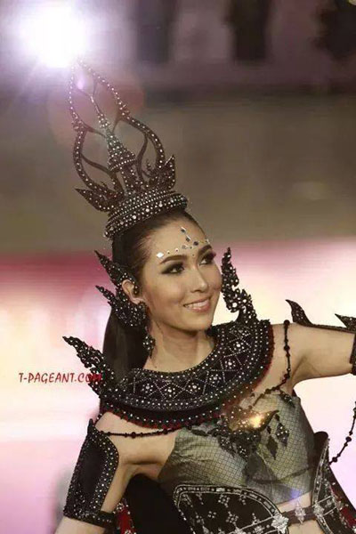 แอลลี่ พิมบงกช เปิดตัวชุดประจำชาติ