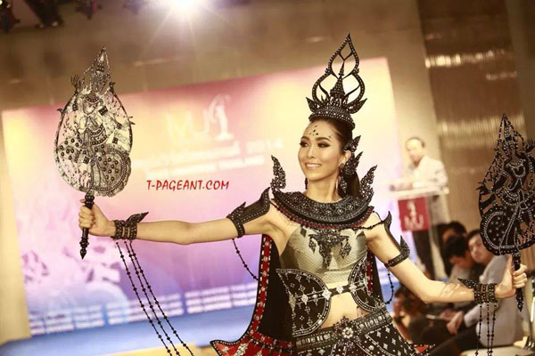 แอลลี่ พิมบงกช เปิดตัวชุดประจำชาติ