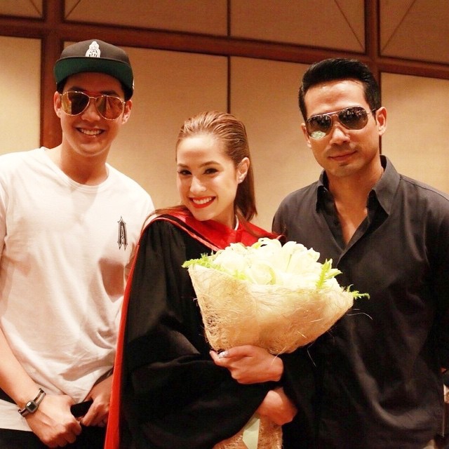 ขวัญ อุษามณี รับปริญญา ม.กรุงเทพ พี่ตุ้ย ธีรภัทร์ ร่วมยินดี