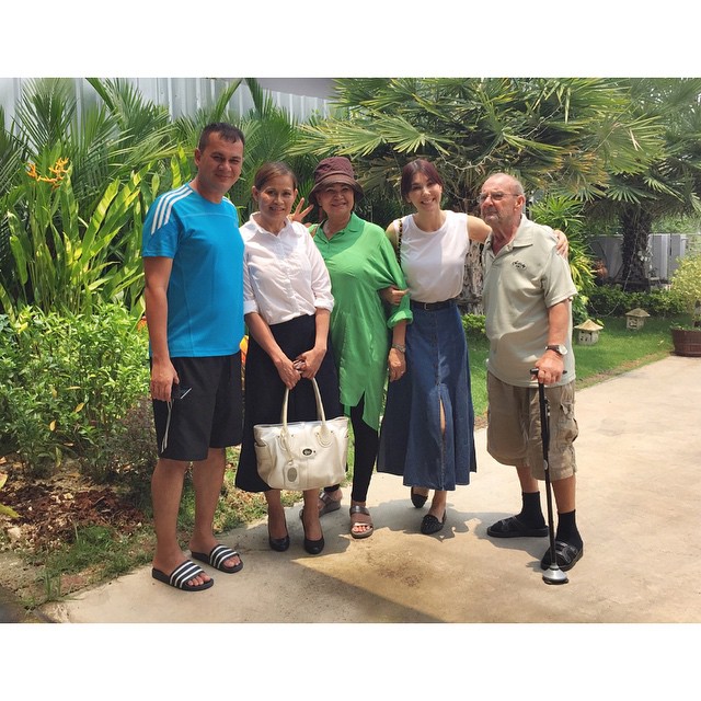 ภาพครอบครัว โบว์ เบญจวรรณ ฉลองสงกรานต์แฮปปี้พร้อมหน้า