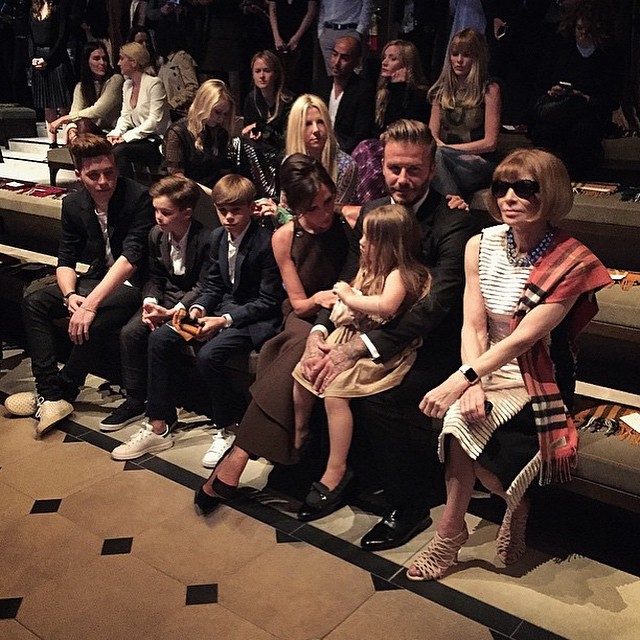 บรู๊คลิน เบ็คแฮม กับชีวิตเด็กเสิร์ฟ...ความภูมิใจของคุณแม่ แม้ที่บ้านรวยล้นฟ้า