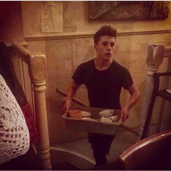 บรู๊คลิน เบ็คแฮม กับชีวิตเด็กเสิร์ฟ...ความภูมิใจของคุณแม่ แม้ที่บ้านรวยล้นฟ้า