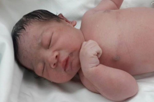 ไมค์ กิ่งโพยม อวดโฉมลูกชายคนแรก ตั้งชื่อว่า น้องเคย์เดน