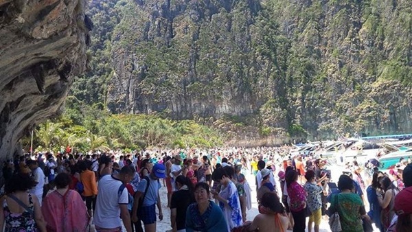 อ่าวมาหยา เตรียมออกกฎคุมจำนวนนักท่องเที่ยว หลังทะลักพันคนต่อวัน