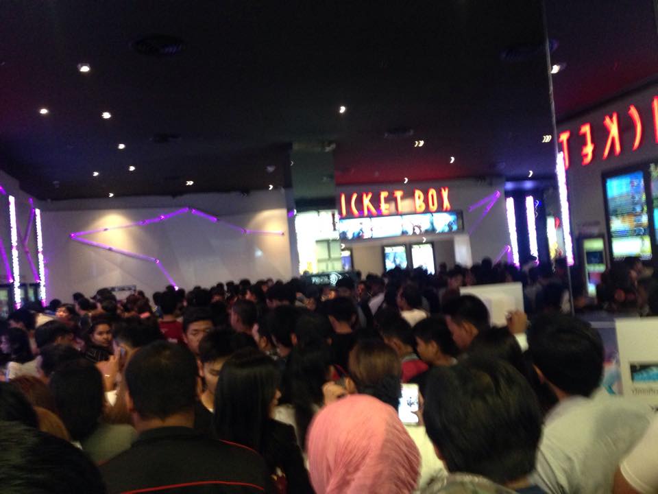 Fast & Furious 7 แรงฉุดไม่อยู่ คนแน่นโรงหนัง-เว็บจองล่ม