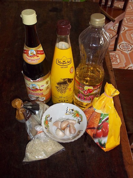 หมูสามชั้นทอดกระเทียมพริกไทย