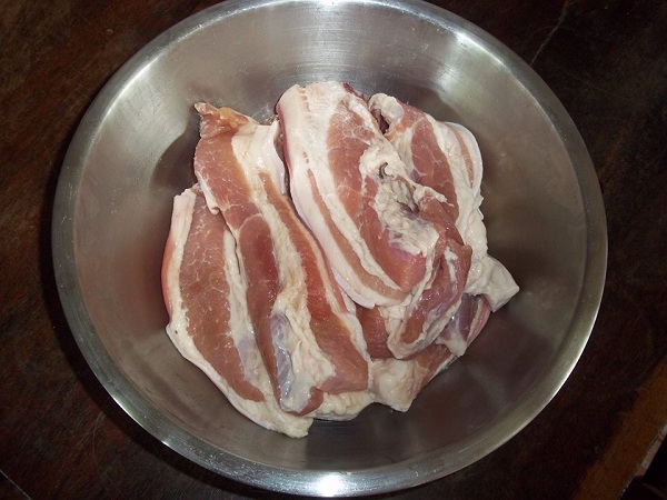 หมูสามชั้นทอดกระเทียมพริกไทย