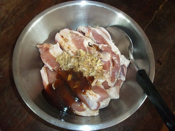 หมูสามชั้นทอดกระเทียมพริกไทย