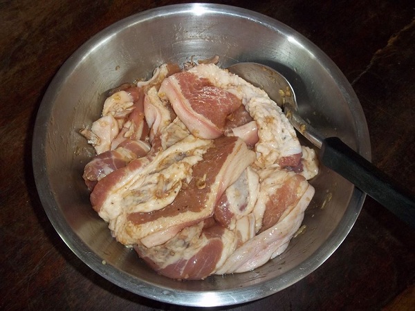 หมูสามชั้นทอดกระเทียมพริกไทย