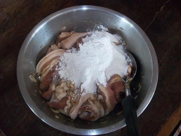 หมูสามชั้นทอดกระเทียมพริกไทย
