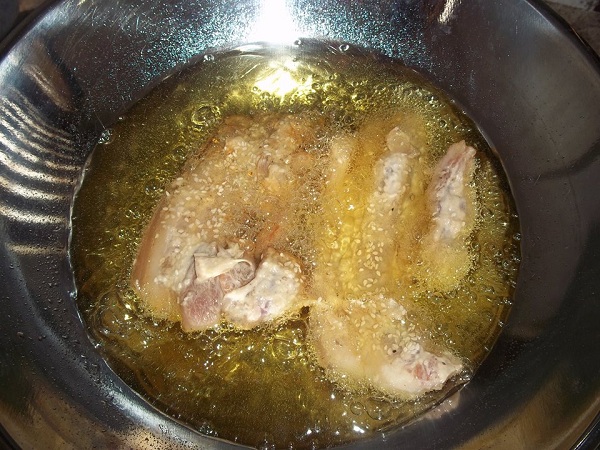 หมูสามชั้นทอดกระเทียมพริกไทย