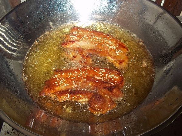หมูสามชั้นทอดกระเทียมพริกไทย
